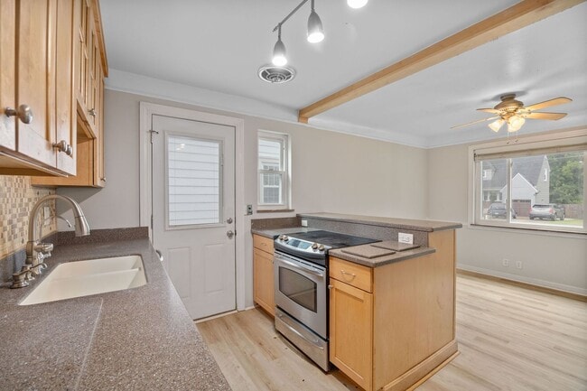 Building Photo - COLLEGE HILL-BEAUTIFULLY MAINTAINED 3 BEDR...