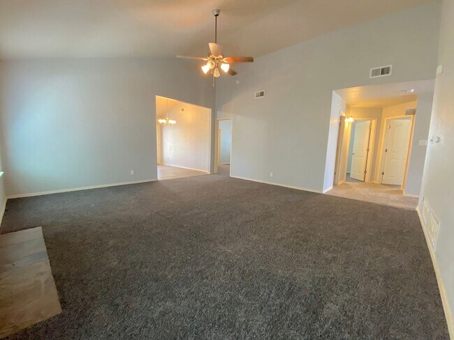 Building Photo - Sandstone Ranch Estates - 4Bed /3bath Refr...