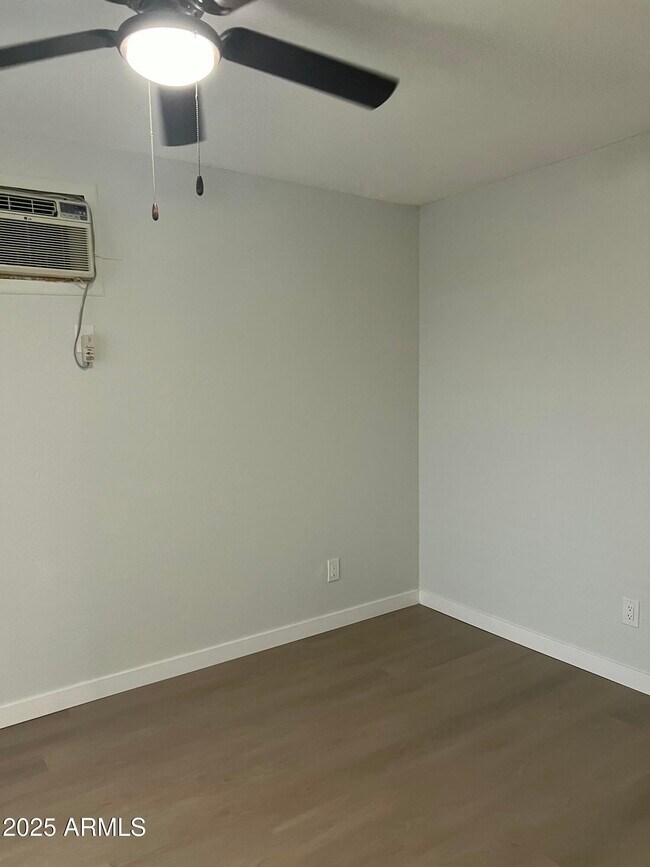 Building Photo - 540 E Royal Palms Dr