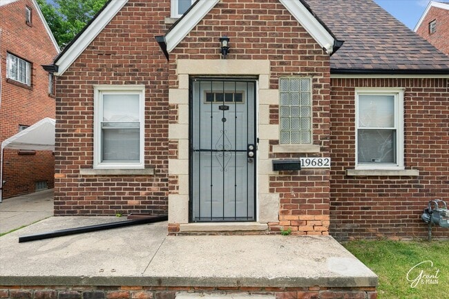 Building Photo - $1300 3 bedroom