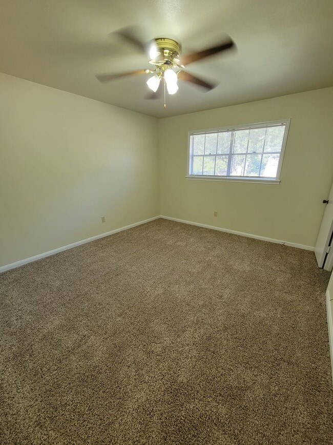Building Photo - Bryan - 4 Bedroom - 2 bath - 2 story House with attached garage