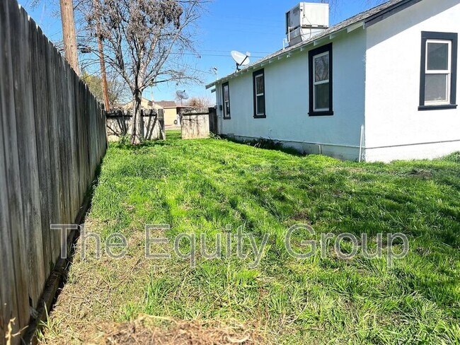 Building Photo - 303 Riverside Dr