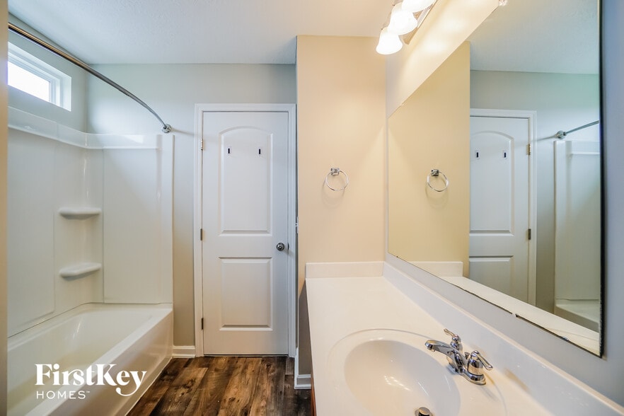 Building Photo - 2144 Greencrest Way