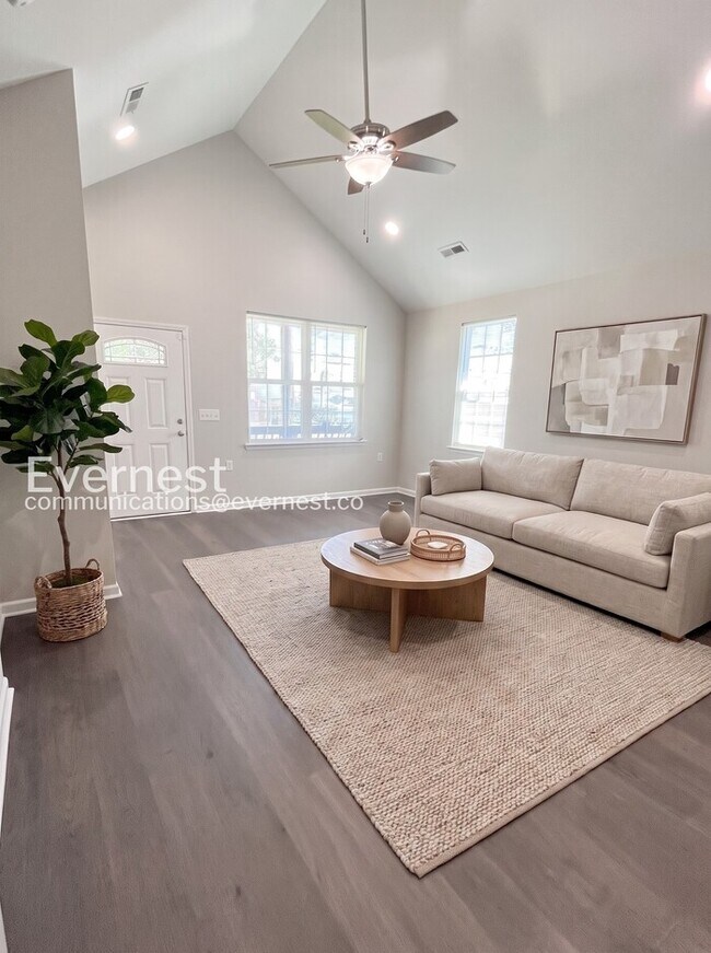 Building Photo - 3 Bed/2 Bath Home with Off-Street Parking / Pet-Friendly / Available Now!