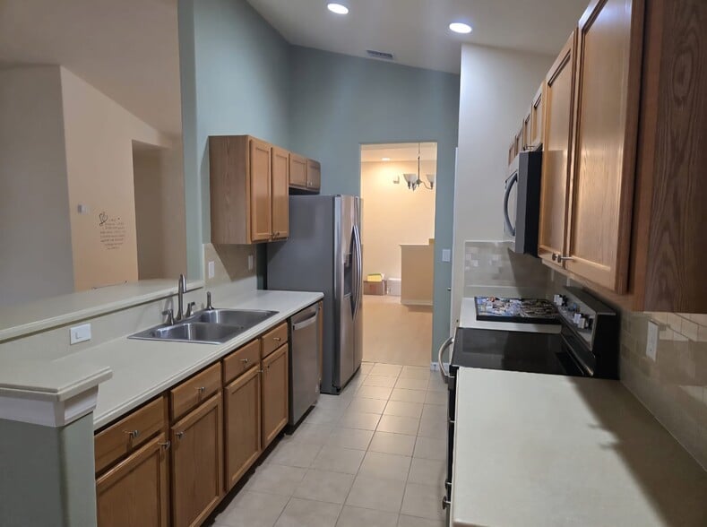 Building Photo - 1030 Venetian Dr