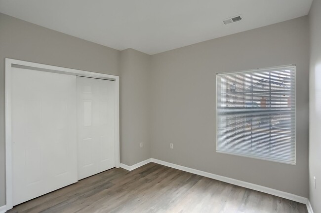 Building Photo - Completely Updated FIRST FLOOR Condo For L...