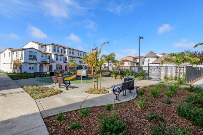 Building Photo - Modern Living in Natomas!