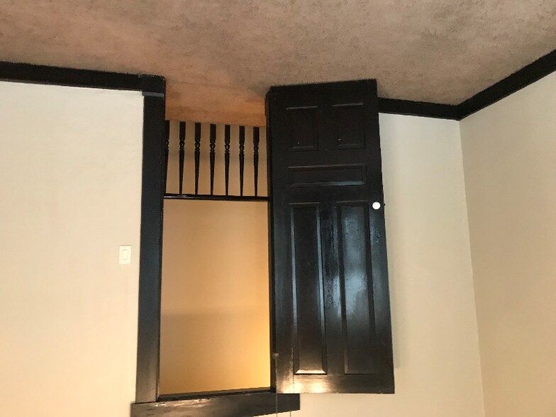 Building Photo - 227 James St