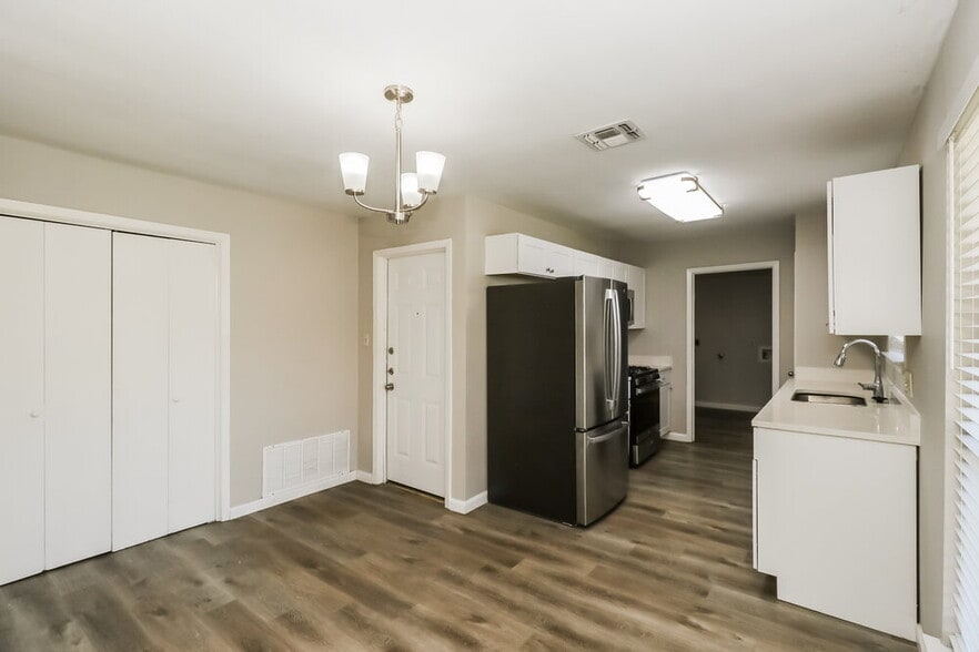 Building Photo - 114 Cloverleaf St