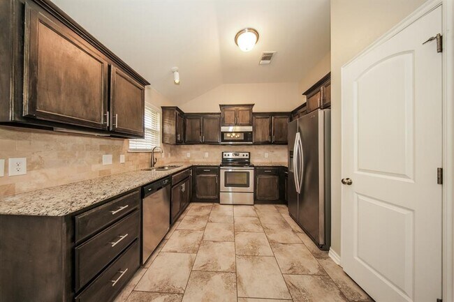 Building Photo - 2421 Shell Dr