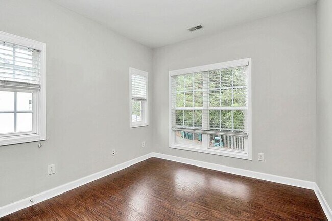 Building Photo - Beautiful End Unit 3BD/2.5BA Townhome in the Cedar Walk Community!