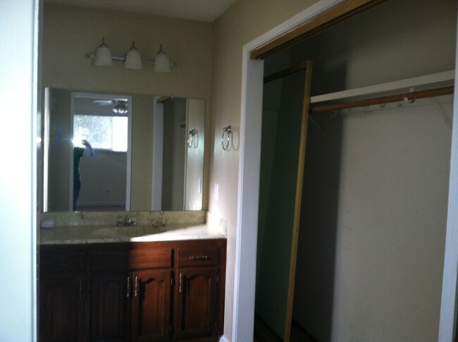 Building Photo - 3 Bedroom Home in Northwest Visalia off of...