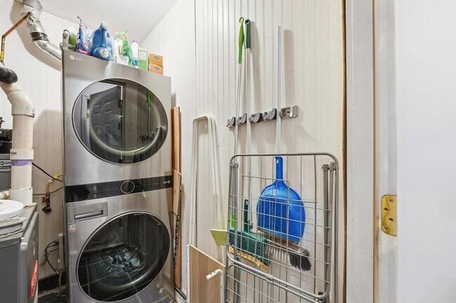 Building Photo - 62 Monroe St