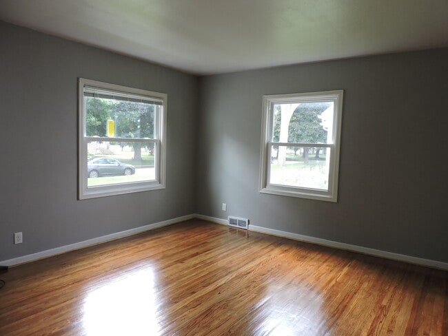 Building Photo - 2 bedroom, 1 bath house