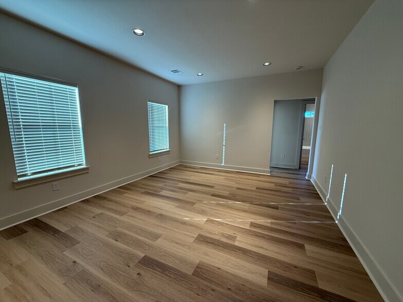 Building Photo - 207 Railroad Ave