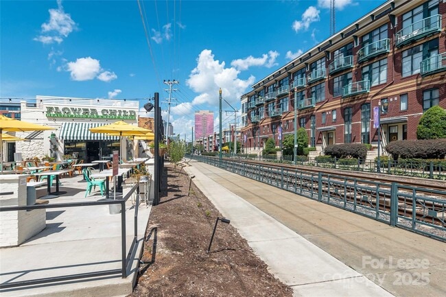 Building Photo - 550 W Kingston Ave