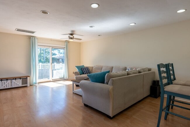 Building Photo - Beautiful home with amazing view