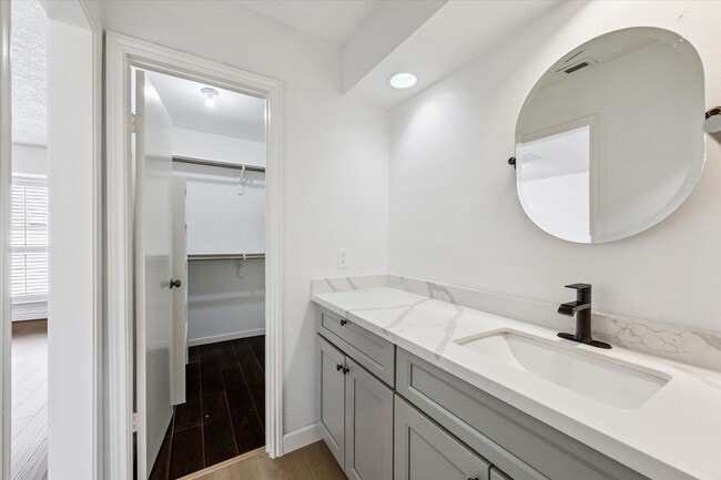 Building Photo - 927 Memorial Village Dr