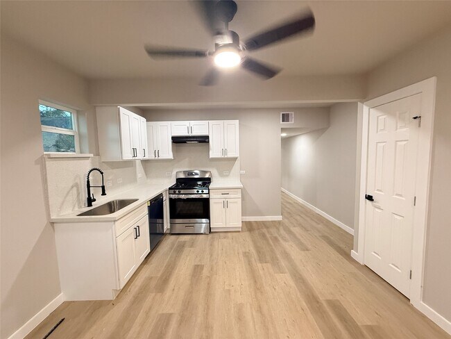 Building Photo - 5238 Pease St