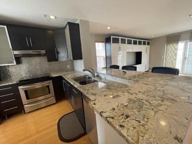 Building Photo - Beautiful Southfield Condo