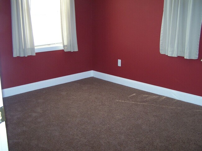 Building Photo - Rent Special on this Three Bedroom Home