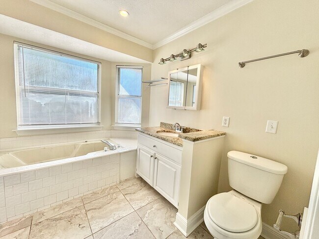Building Photo - Charming 3-Bedroom Duplex