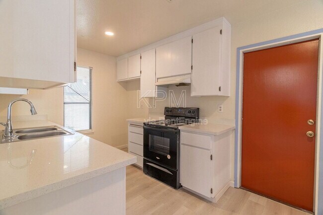 Building Photo - 6072 Carolina Cir