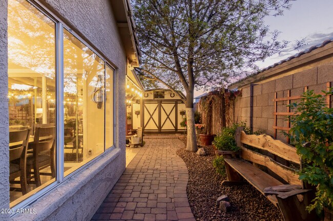 Building Photo - 10853 W Manzanita Dr