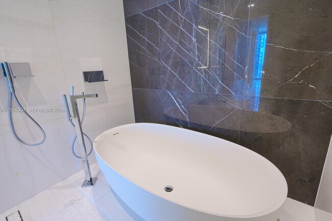 Building Photo - 300 Biscayne Blvd Way