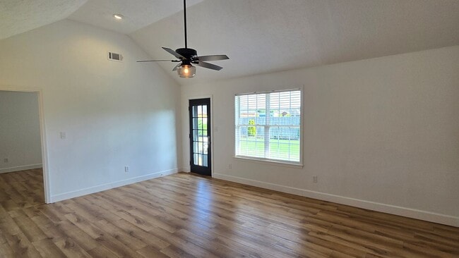 Building Photo - Beautiful home just minutes to Medina Middle School with Lawn care included