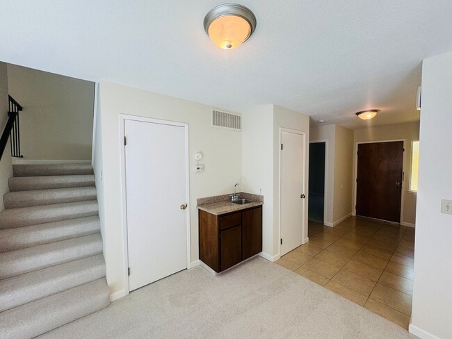 Building Photo - Spacious Townhouse in the Desired Bancroft...