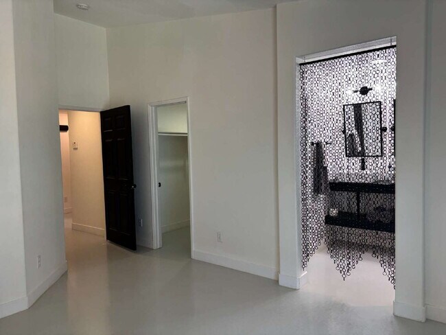 Building Photo - Coachella 4 Bedrooms Stunner