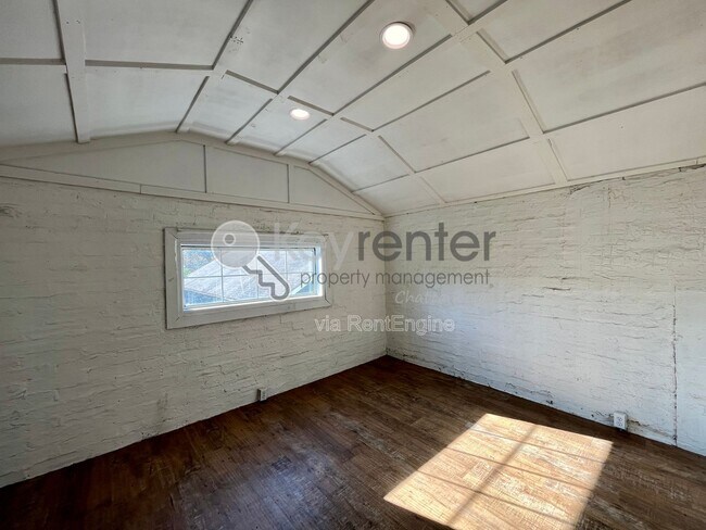 Building Photo - 705 Barton Ave