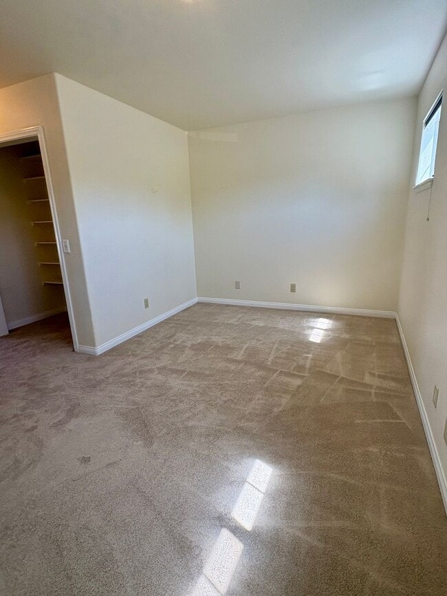 Building Photo - Single Family Home in Oak View!