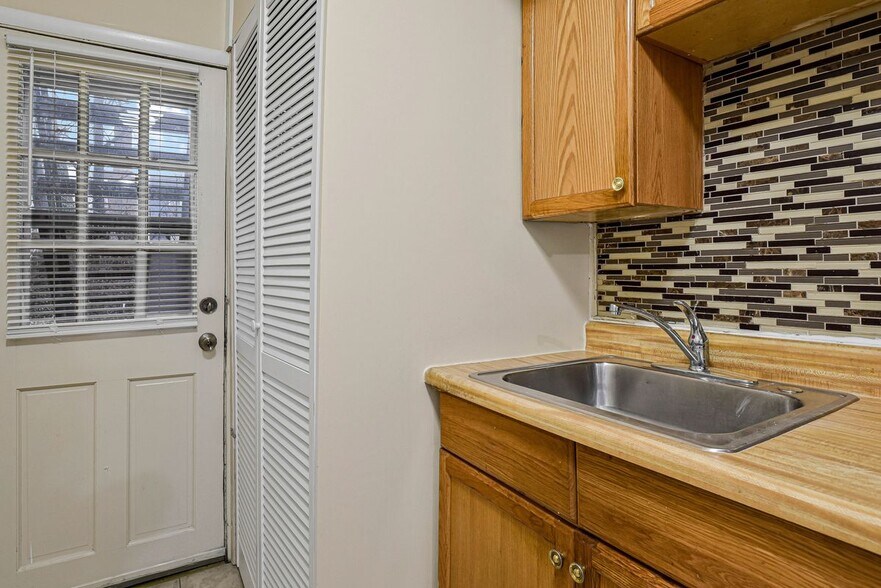 Building Photo - 3427 B St SE