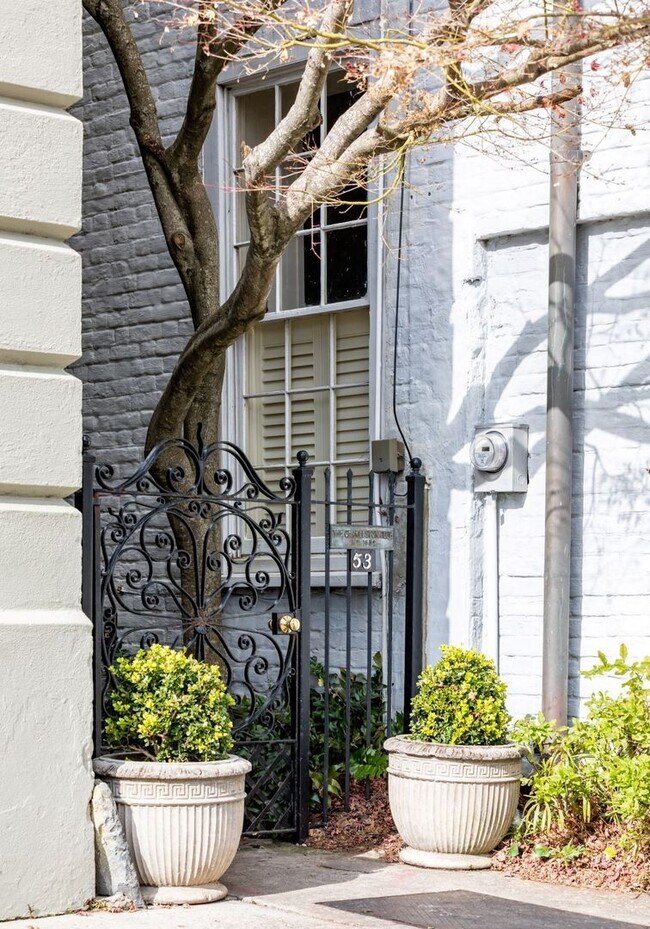 Building Photo - Charming Charleston Three Bedroom Condo on...