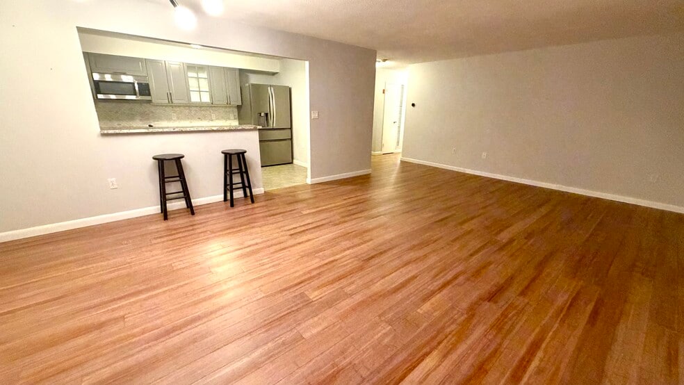 Building Photo - 1004 Paradise Rd