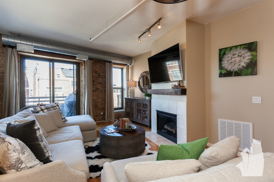 Building Photo - 1735 W Diversey Pkwy