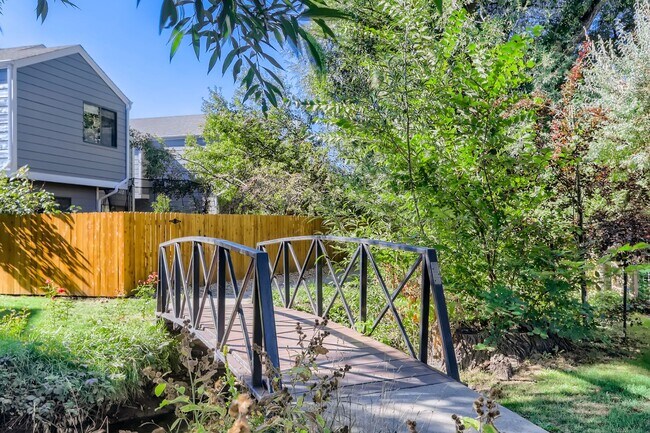 Building Photo - MODERN 2 BED/1.5 BATH IN HEART OF BOULDER!