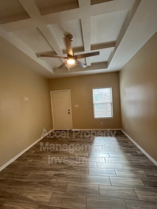 Building Photo - 1008 W La Pointe Ave