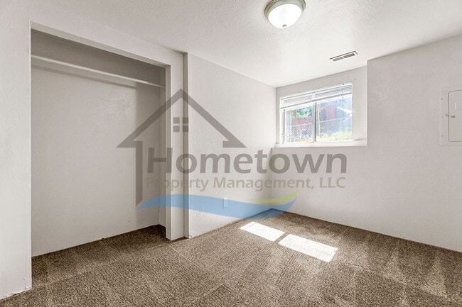 Building Photo - Large 4 Bedroom 2 Bathroom Home with Off S...