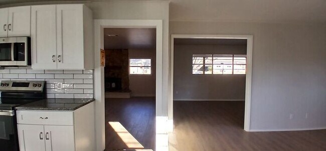 Building Photo - Fully Renovated Benbrook Beauty