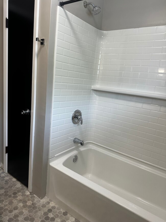 Building Photo - 211 Lakewood Dr