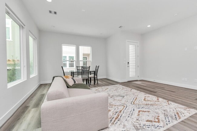 Building Photo - 3360 Pinemont Dr