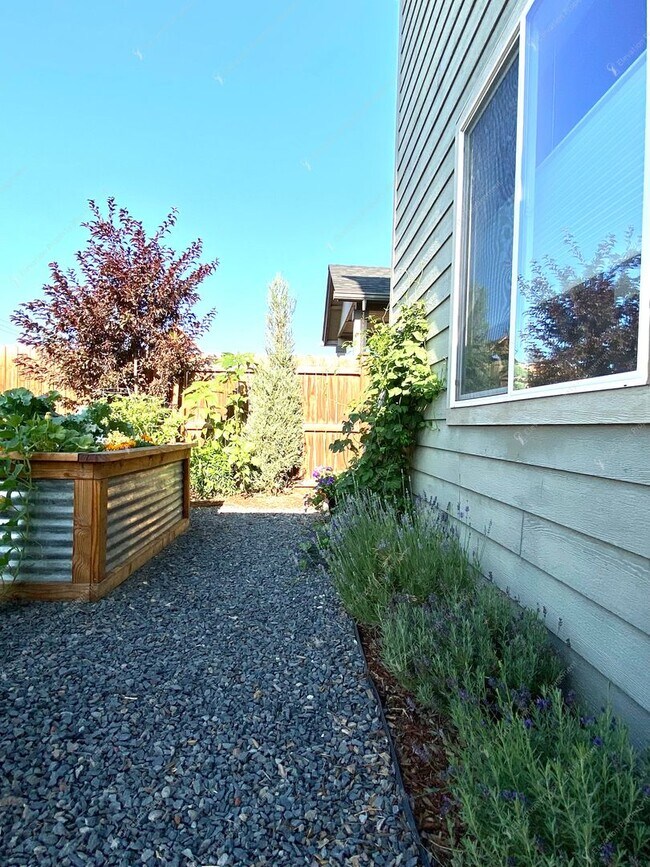 Building Photo - * Coming Soon * Beautiful Unfurnished 3-Be...