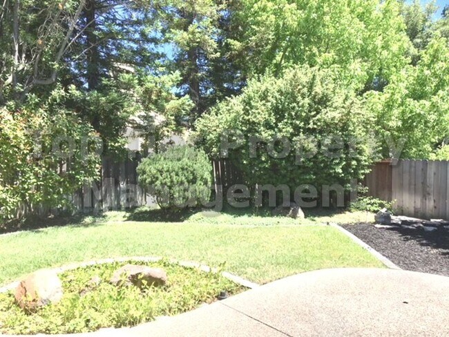 Building Photo - Beautiful 4 Bed / 2 Bath / 2,660 sqft Sing...