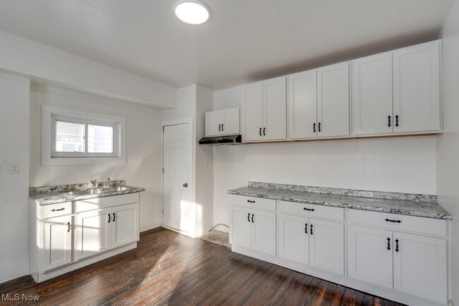 Building Photo - 155 W Walnut St