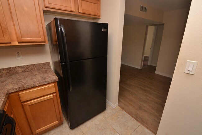 Building Photo - Lovely Winter Springs Condo ~ Vinyl Plank Flooring and Large Screened Patio!