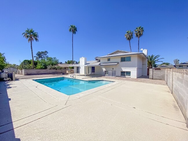 Building Photo - 1519 E Laguna Dr