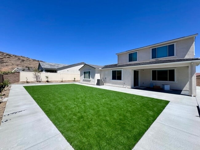 Building Photo - Spacious 5BD/3BA Home with Loft, Solar & B...
